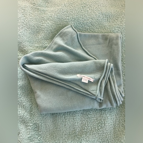 JOHNSTONS (UK Brand) Cashmere Shawl - Picture 2 of 5